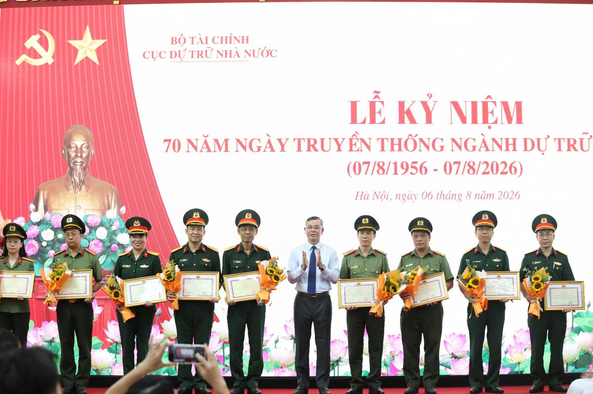 Bộ trưởng Bộ Tài chính Ngô Văn Tuấn trao tặng Bằng khen cho các cá nhân thuộc các bộ, ngành thực hiện tốt công tác Dự trữ Quốc gia