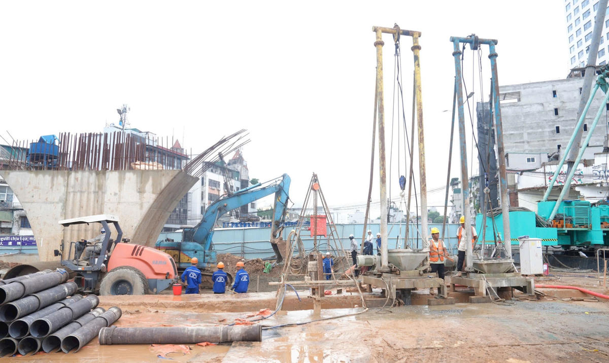 Lãnh đạo thành phố Hà Nội yêu cầu đẩy nhanh tiến độ các dự án trọng điểm, hoàn thành đúng mốc cam kết.