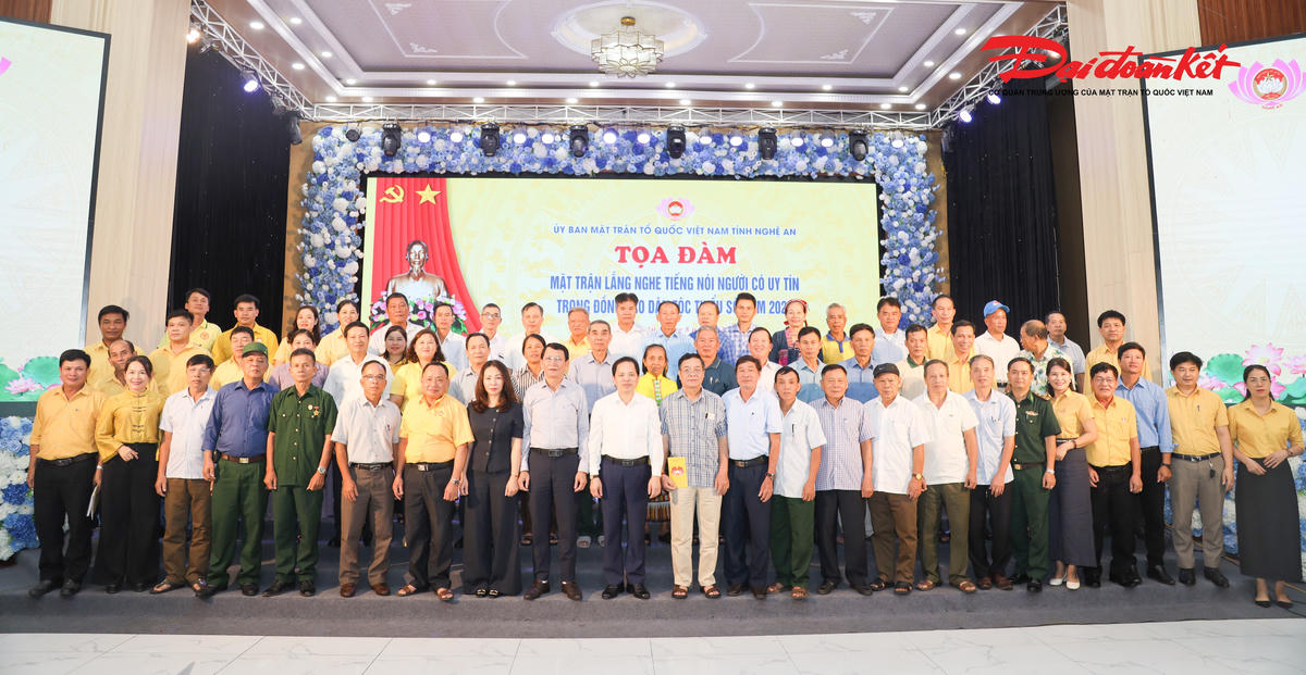 Đại diện lãnh đạo Uỷ ban MTTQ, các sở ngành, Bộ đội Biên phòng chụp ảnh lưu niệm với các đại biểu là người uy tín trong đồng bào dân tộc thiểu số. Ảnh: Điền Bắc