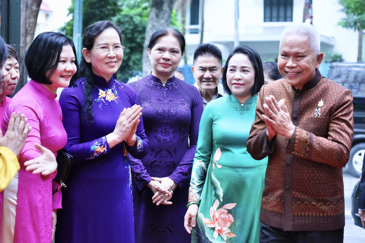 Các đại biểu tham dự buổi lễ.