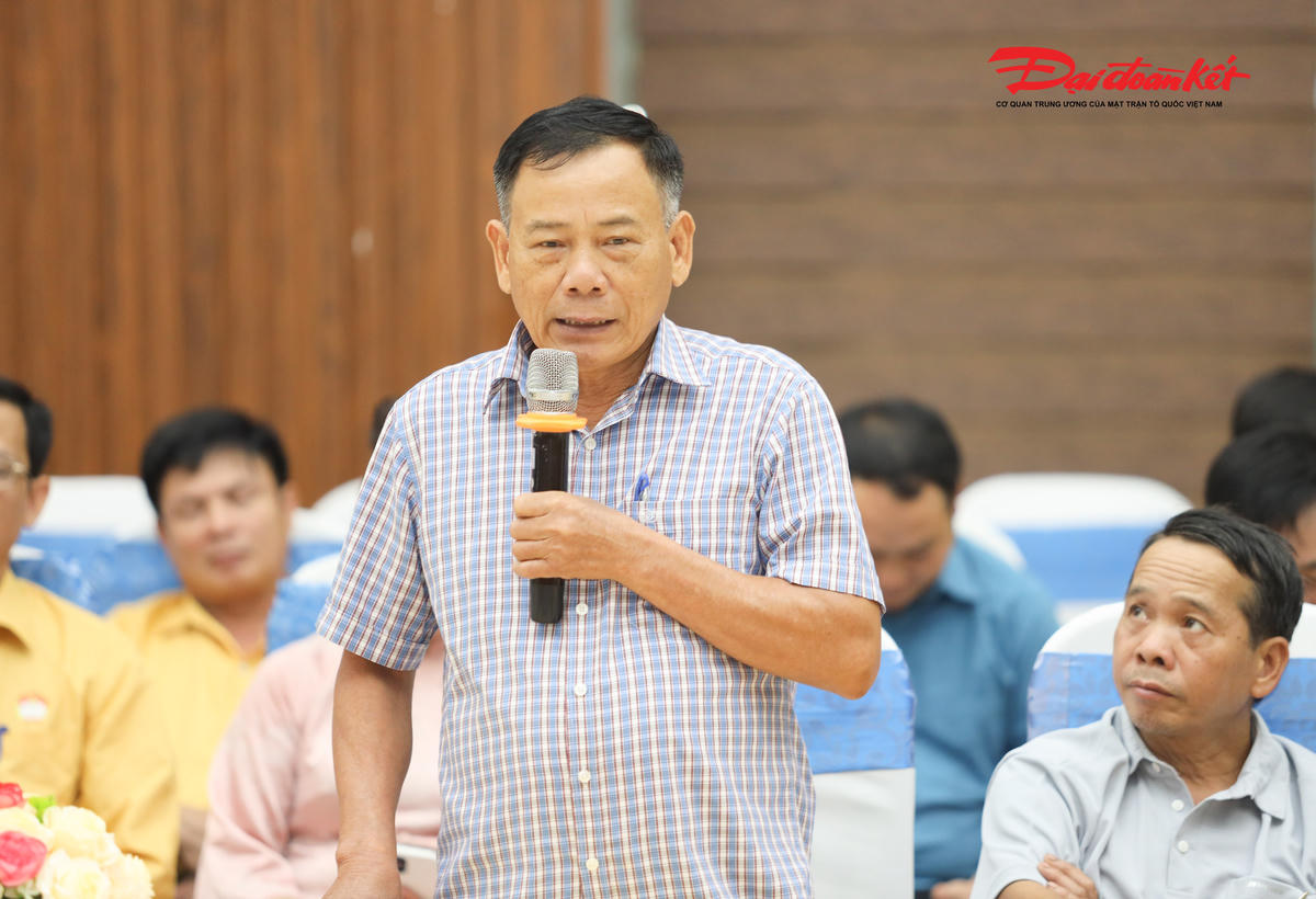 Ông Kim Văn Hường, người có uy tín ở bản Na Hiêng, xã Châu Hồng cho rằng cần rút ngắn thời gian giải quyết thủ tục cho người dân, trong đó có việc cấp sổ đỏ. Ảnh: Điền Bắc