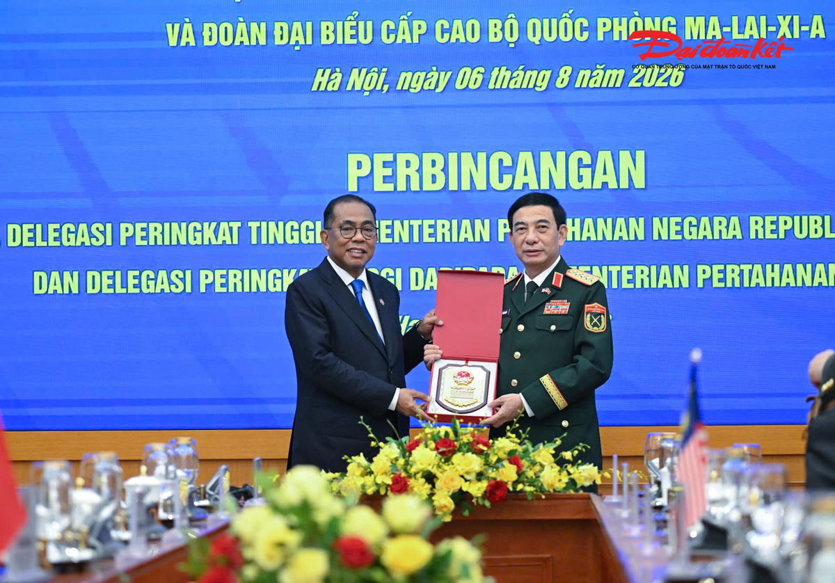 Đại tướng Phan Văn Giang và Bộ trưởng Dato' Seri Mohamed Khaled bin Nordin trao quà lưu niệm. Ảnh: Quang Vinh