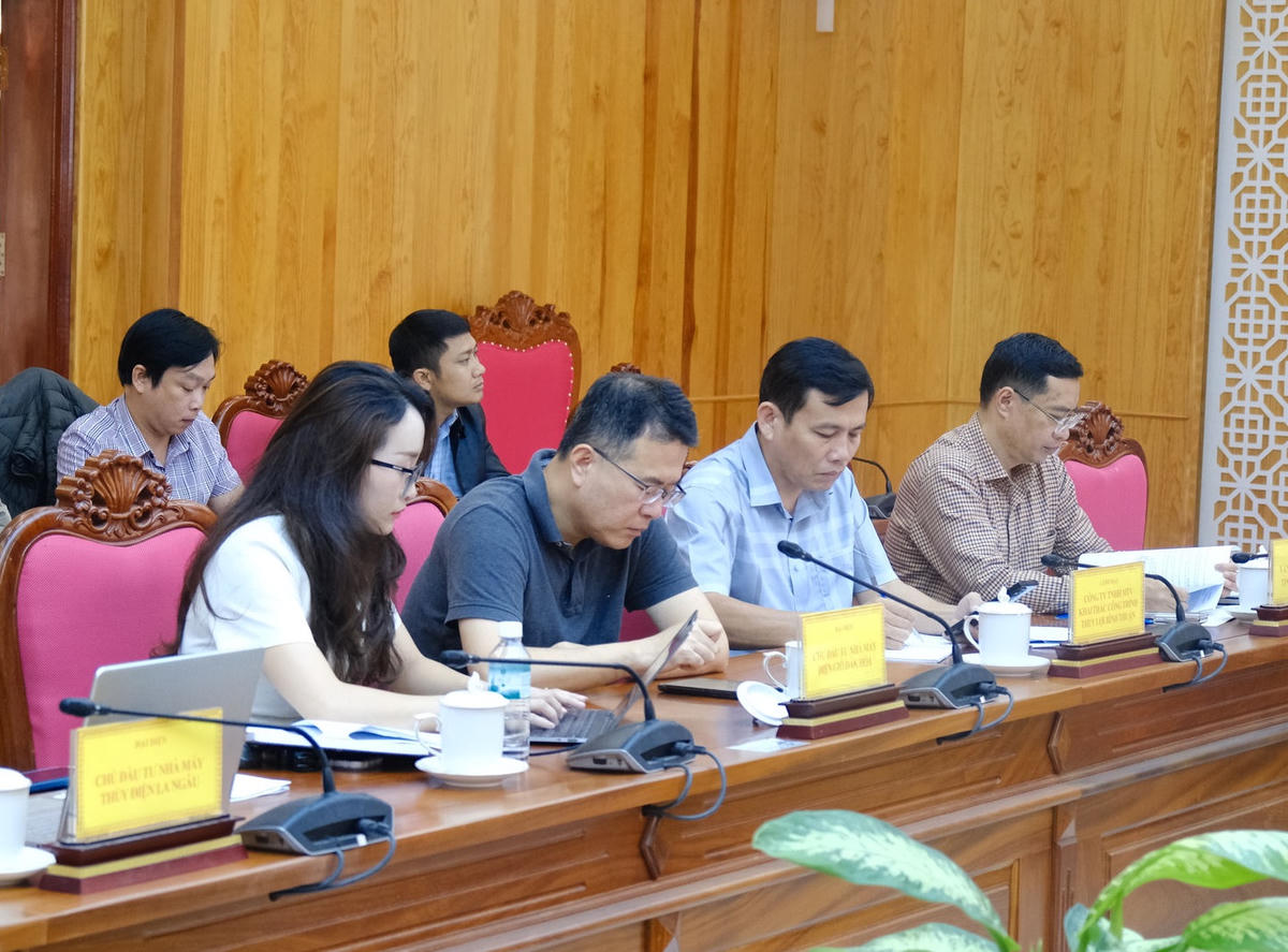 Lãnh đạo các sở, ngành, đơn vị chủ đầu tư dự án tham dự buổi làm việc.