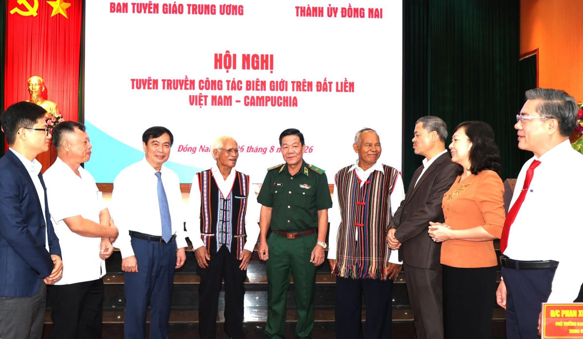 Đại biểu Ban Tuyên giáo Trung ương, Thành ủy Đồng Nai, các già làng trưởng bản trao đổi tại hội nghị. Ảnh: Q.Đ.