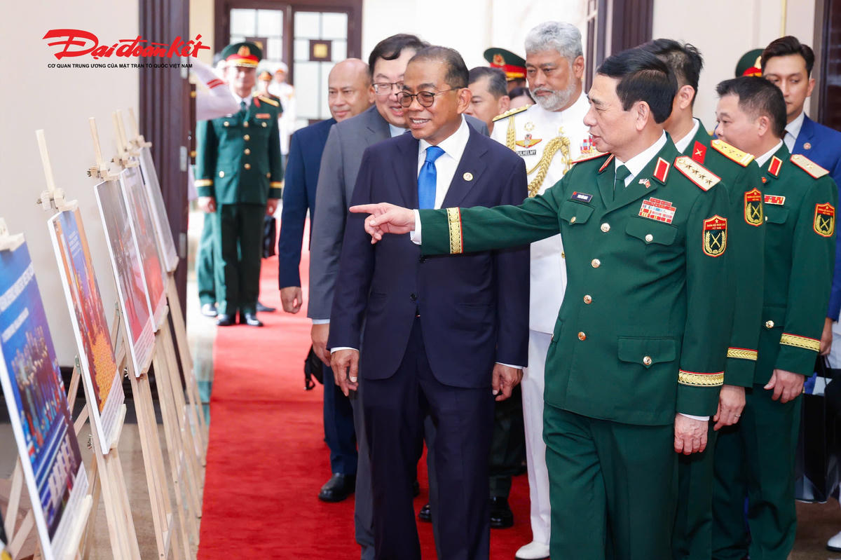 Đại tướng Phan Văn Giang và Bộ trưởng Dato' Seri Mohamed Khaled bin Nordin tham quan một số hình ảnh về hợp tác quốc phòng Việt Nam - Malaysia. Ảnh: Quang Vinh