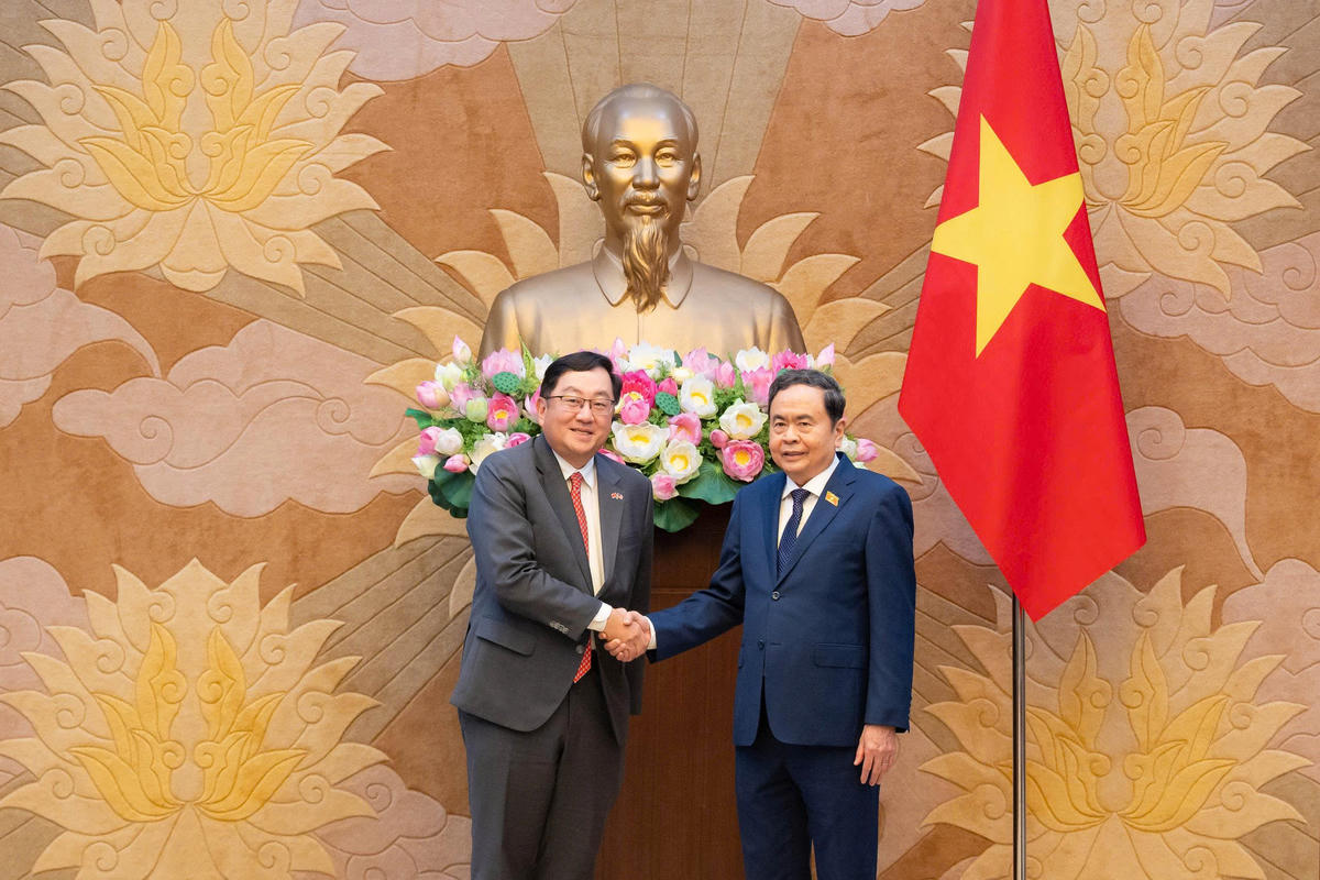 Chủ tịch Quốc hội Trần Thanh Mẫn tiếp Đại sứ Đặc mệnh toàn quyền Malaysia tại Việt Nam Tan Yang Thai. Ảnh: Vũ Hiếu