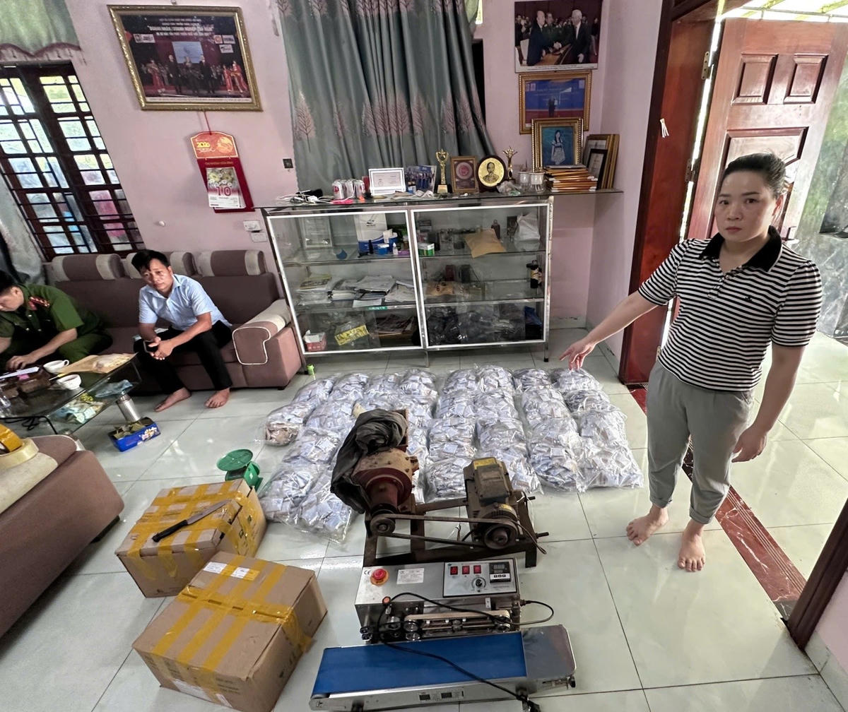  Cơ quan công an kiểm tra, thu giữ số lượng lớn thuốc Đông y đóng gói cùng máy móc, phương tiện phục vụ việc sản xuất.