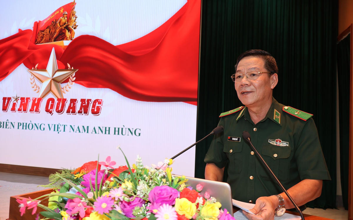 Thiếu tướng Văn Ngọc Quế - Phó Chủ nhiệm Chính trị Bộ đội Biên phòng báo cáo chuyên đề tại hội nghị. Ảnh: Q.Đ.