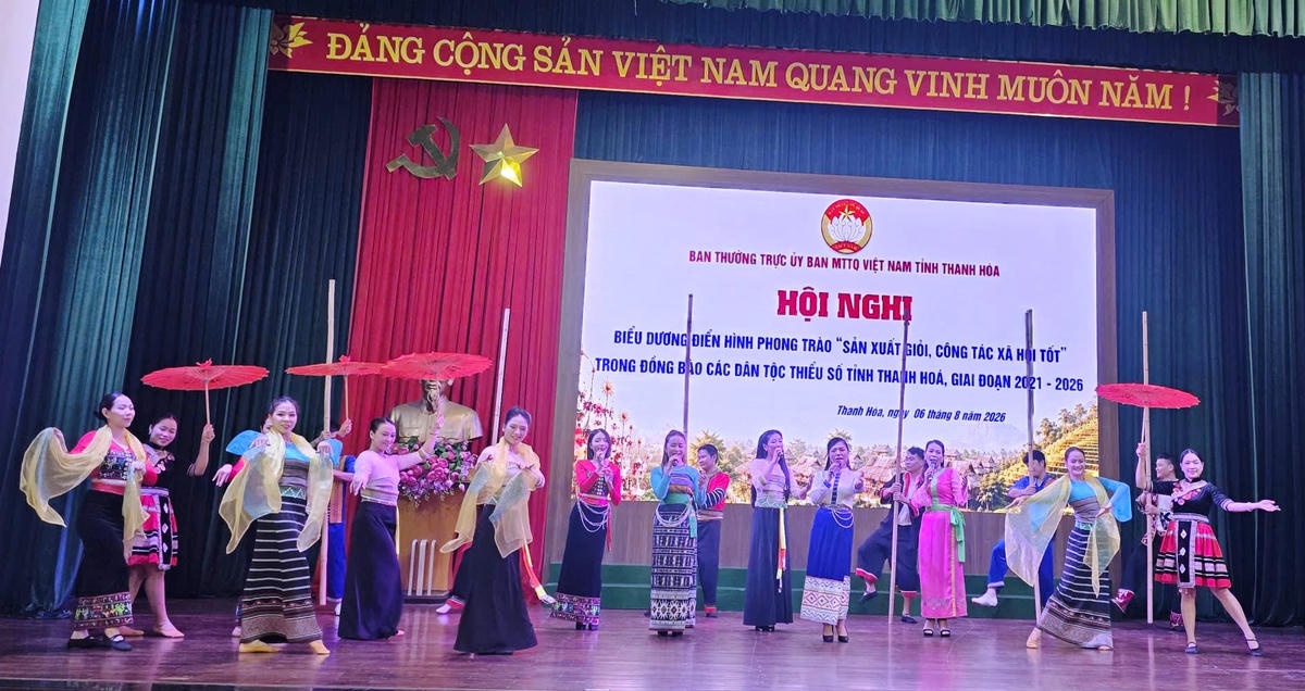 Màn văn nghệ đa sắc màu chào mừng hội nghị. Ảnh: Nguyễn Chung.