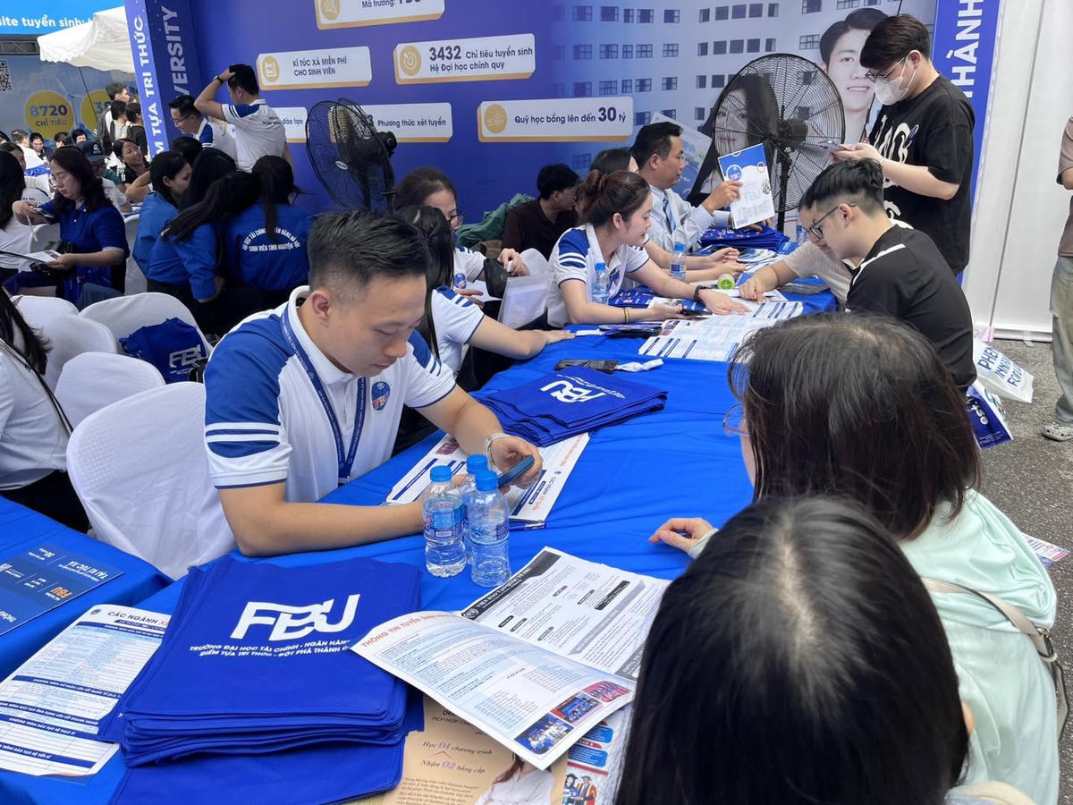 Thí sinh và phụ huynh tìm hiểu thông tin xét tuyển đại học 2026. Ảnh: FBU.