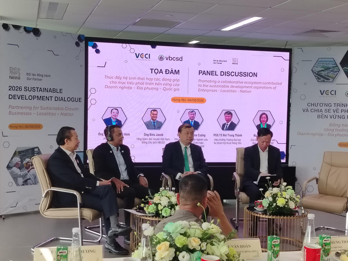 Các diễn giả trao đổi. Ảnh: H.H.