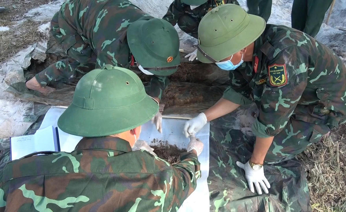 Cán bộ, nhân viên Đội quy tập 192 tiến hành quy tập hài cốt liệt sĩ. Ảnh: H.G.
