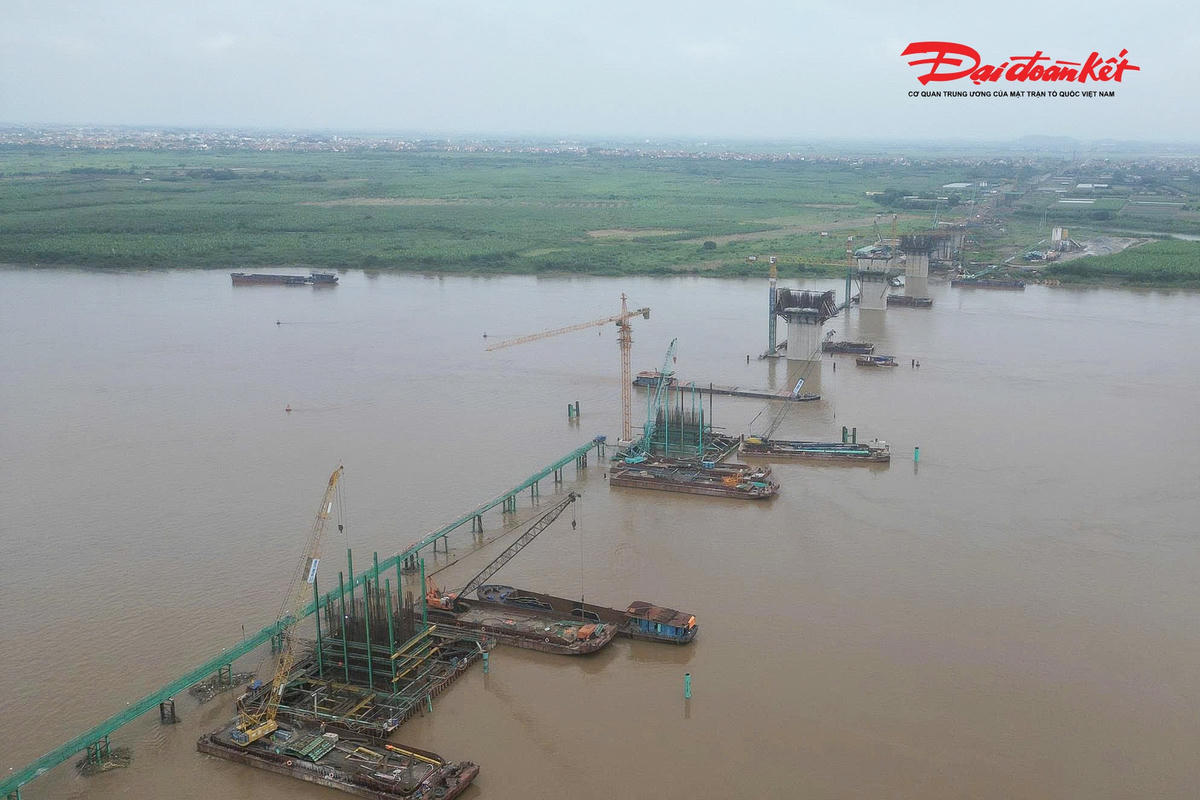 Cầu Hồng Hà có chiều dài khoảng 4,377 km, gồm 70 trụ cầu vượt sông Hồng và vượt qua đê tả Hồng, đê hữu Hồng, kết nối với các cầu cạn thuộc dự án BOT. Điểm đầu tuyến nằm tại xã Mê Linh, điểm cuối tại xã Ô Diên. Tổng giá trị xây dựng của công trình khoảng 4.273 tỷ đồng.