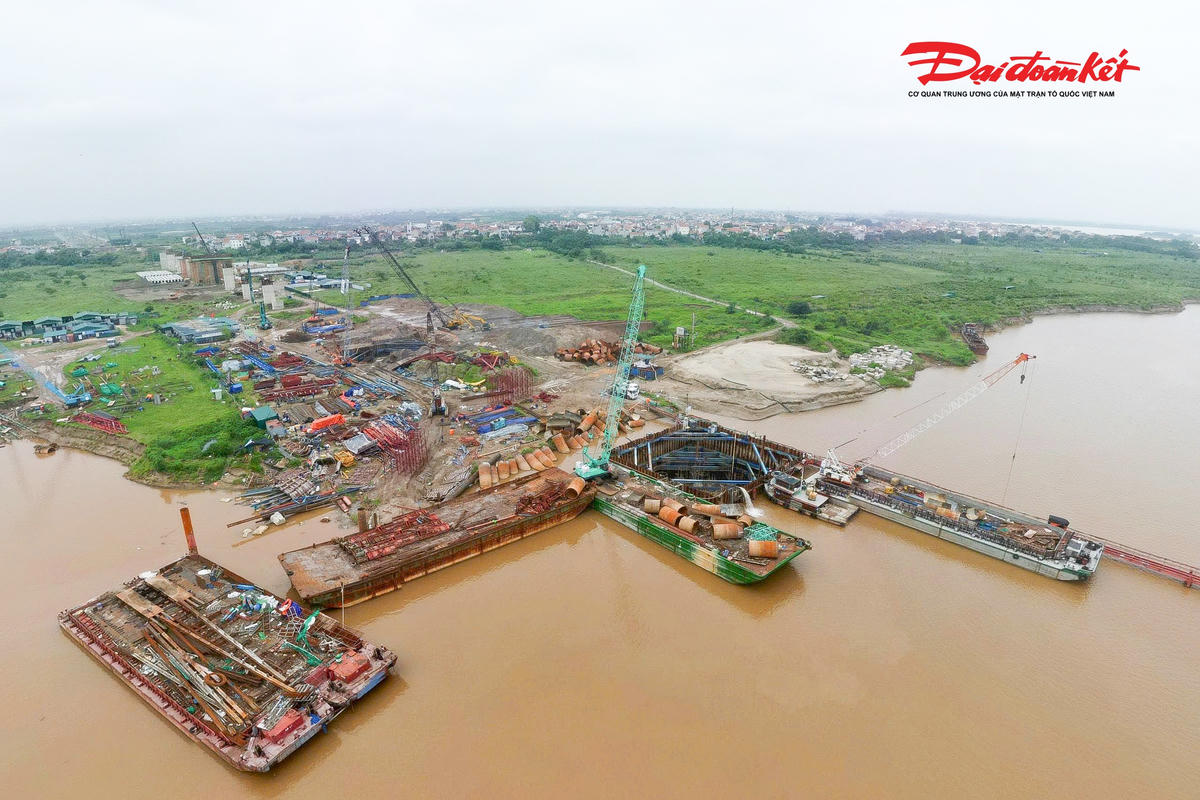 Theo ghi nhận của PV Báo Đại đoàn kết, hiện trên mặt sông Hồng, không khí thi công diễn ra khẩn trương khi các nhà thầu đồng loạt huy động cần cẩu, sà lan, hệ thống cầu công vụ cùng nhiều thiết bị chuyên dụng để triển khai các hạng mục trụ chính.