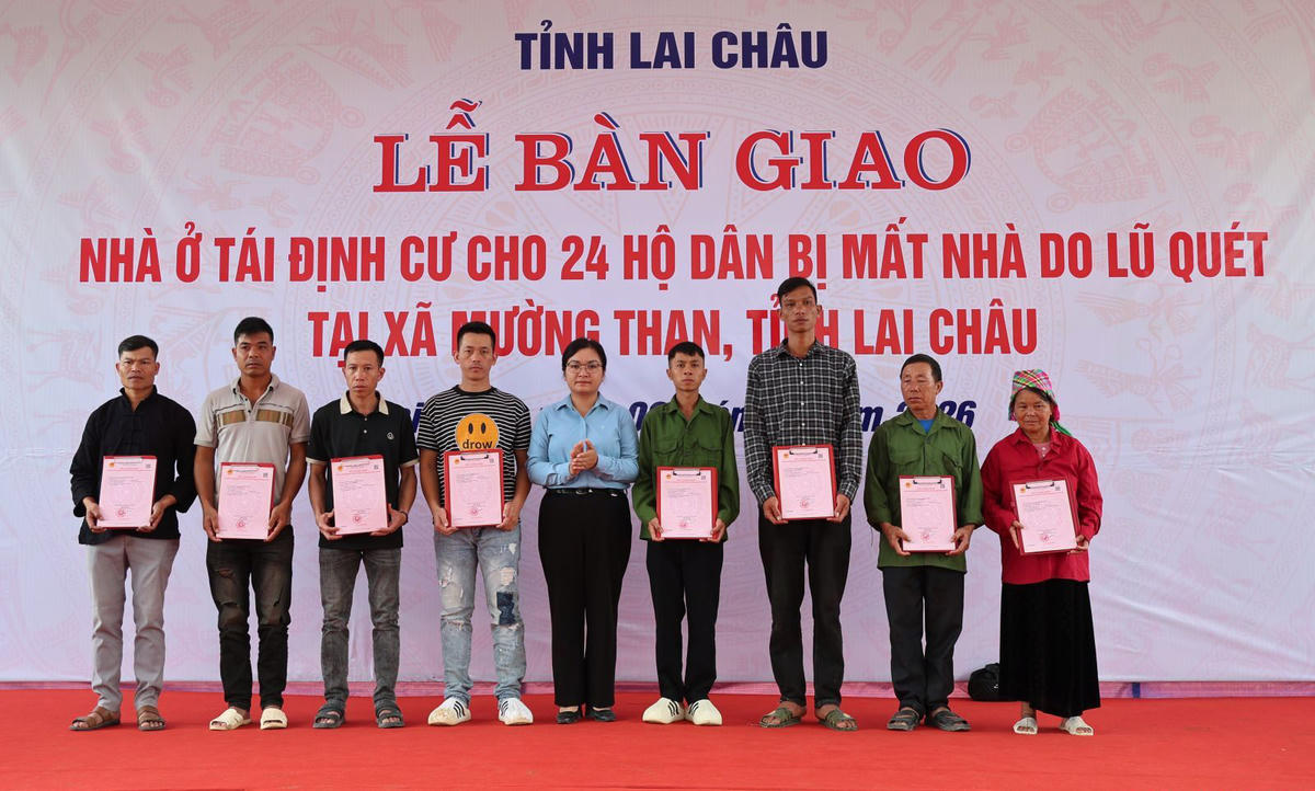 Chủ tịch UBND xã Mường Than trao Giấy chứng nhận quyền sử dụng đất cho các hộ dân. Ảnh: Cổng TTĐT tỉnh Lai Châu.