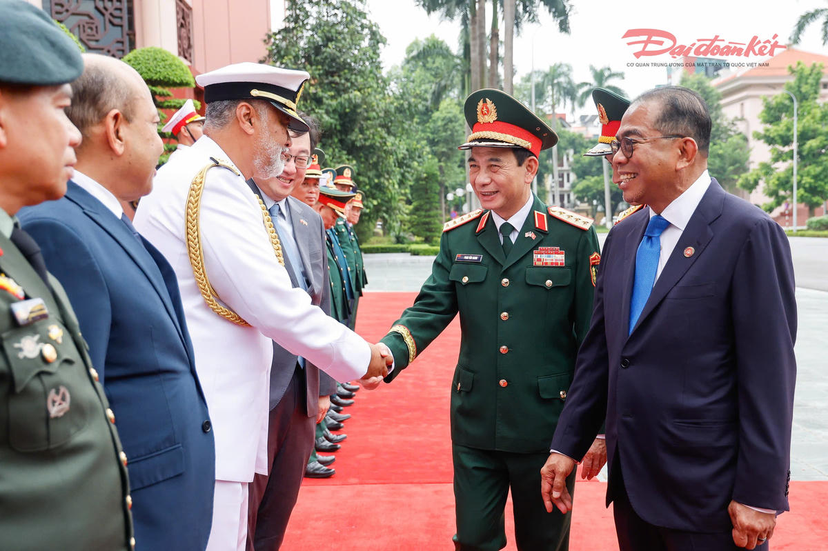 Bộ trưởng Dato' Seri Mohamed Khaled bin Nordin giới thiệu với Đại tướng Phan Văn Giang các thành viên đoàn Malaysia. Ảnh: Quang Vinh