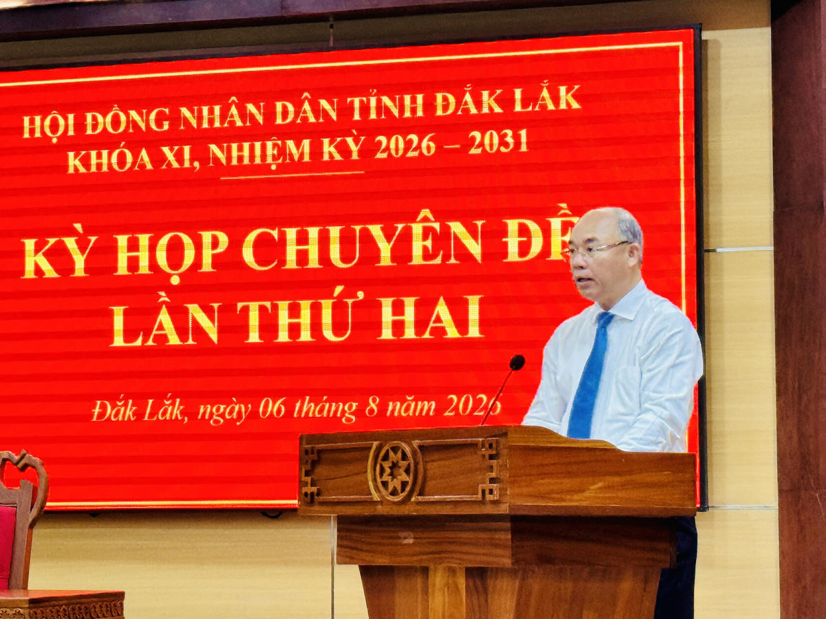 Ông Trương Công Thái, Phó Chủ tịch UBND tỉnh trình bày Báo cáo tóm tắt thuyết trình đối với các Tờ trình và hồ sơ dự thảo Nghị quyết trình tại kỳ họp. Ảnh: Thanh Nga.