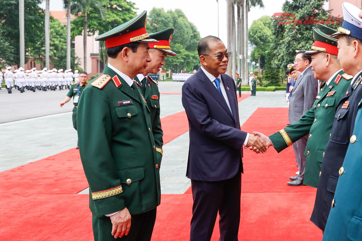 Đại tướng Phan Văn Giang giới thiệu với Bộ trưởng Dato' Seri Mohamed Khaled bin Nordin các thành viên đoàn Việt Nam. Ảnh: Quang Vinh