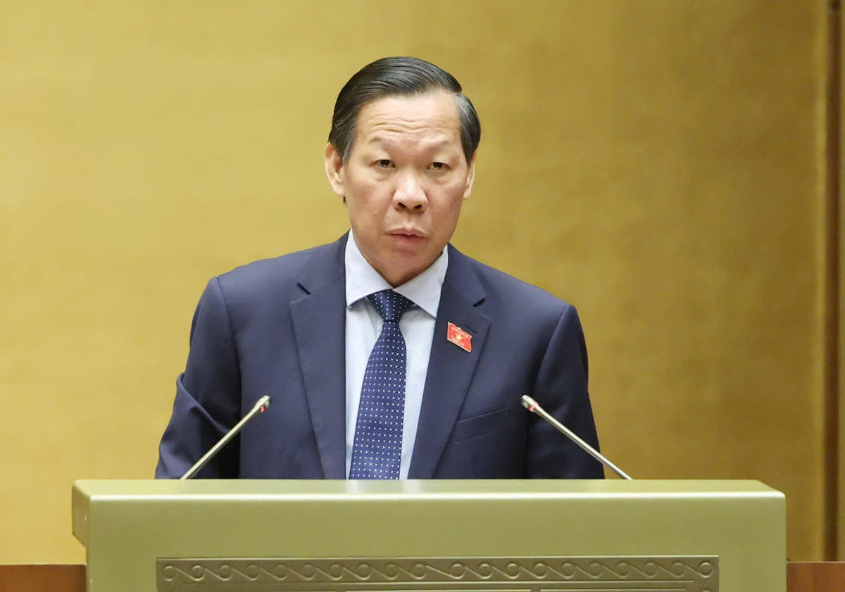 Chủ nhiệm Ủy ban Kinh tế và Tài chính Phan Văn Mãi trình bày thẩm tra. Ảnh: Quang Vinh