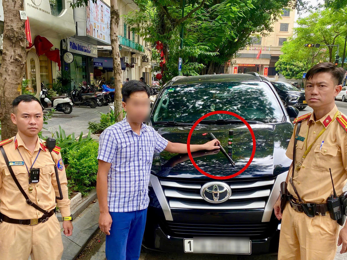 Lực lượng CSGT Hà Nội kiểm tra ô tô đỗ sai quy định trên phố Hai Bà Trưng, phát hiện người điều khiển sử dụng GPLX có dấu hiệu nghi làm giả.