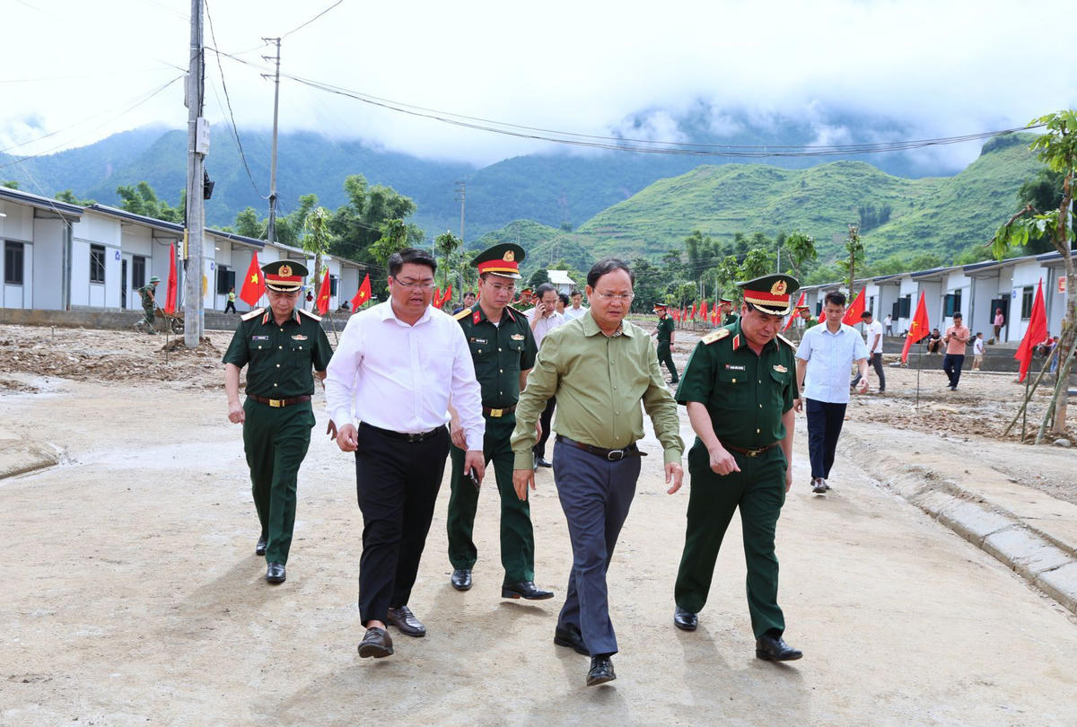 Bí thư Tỉnh ủy Lai Châu Lê Minh Ngân thăm khu tái định cư của các hộ dân. Ảnh: Cổng TTĐT tỉnh Lai Châu.