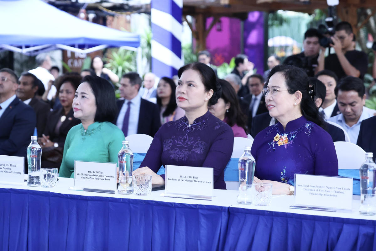 Phó Chủ tịch Quốc hội Nguyễn Thị Thanh; Phó Chủ tịch - Tổng Thư ký UBTƯ MTTQ Việt Nam Hà Thị Nga; Phó Chủ tịch UBTƯ MTTQ Việt Nam, Chủ tịch Hội Liên hiệp Phụ nữ Việt Nam Lê Thị Thủy và các đại biểu tham dự lễ khai mạc.