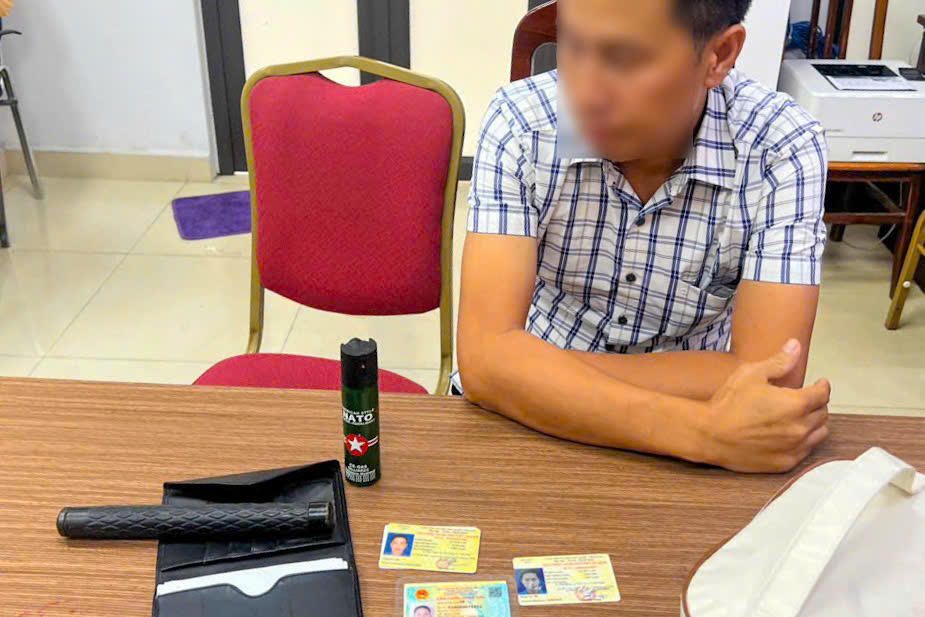 Tang vật gồm gậy ba khúc bằng kim loại, bình xịt hơi cay và các giấy phép lái xe được lực lượng chức năng thu giữ để phục vụ công tác điều tra.
