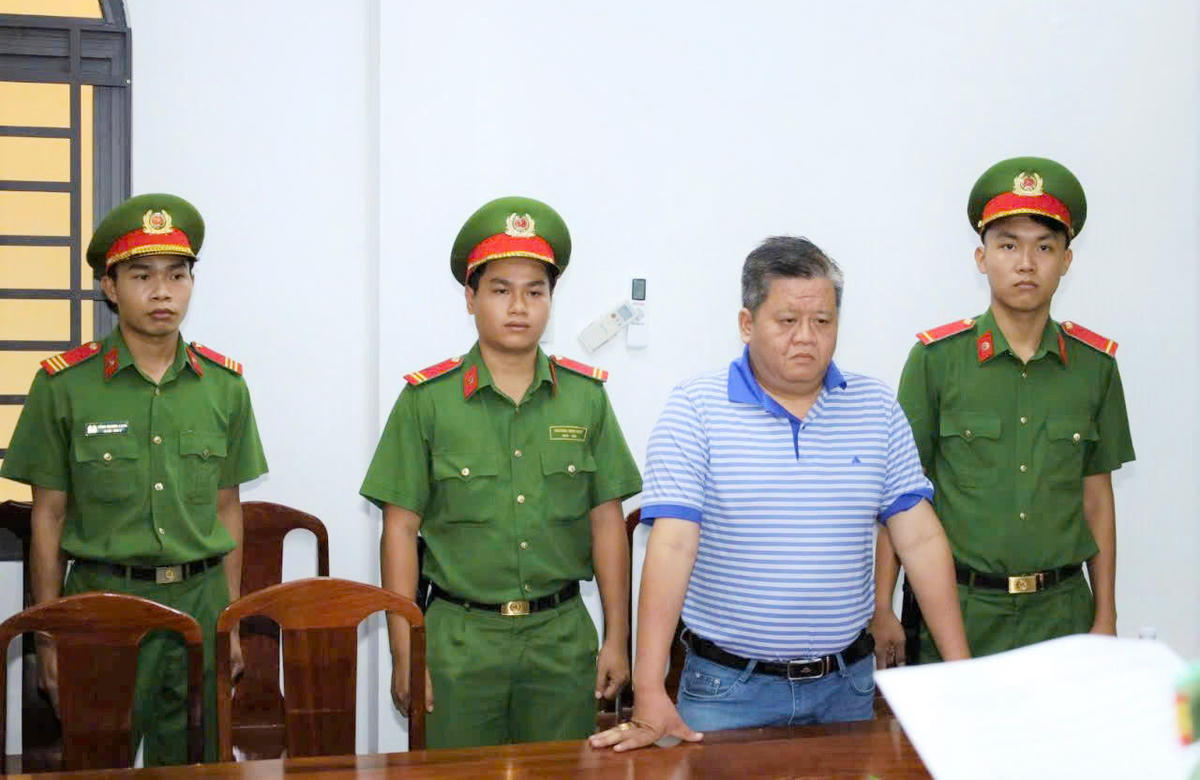 Võ xuân Trường nghe Công an đọc lệnh bắt (Ảnh: Công an cung cấp).
