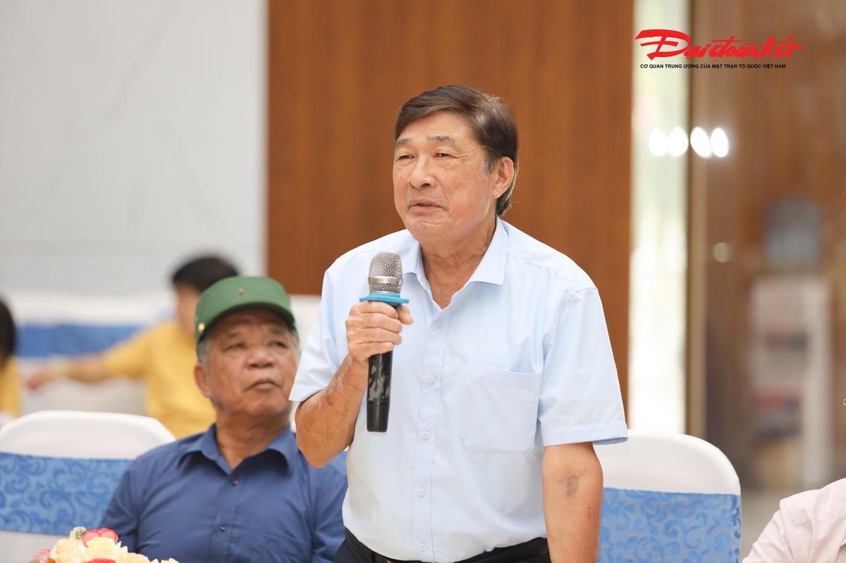 Ông Lữ Văn Bích, người có uy tín ở thôn Chi Khê, xã Con Cuông (Nghệ An) nhấn mạnh về vai trò của rác thải nông thôn hiện đang làm "đau đầu" chính quyền cơ sở, cần có cơ chế xử lý triệt để. Ảnh: Điền Bắc