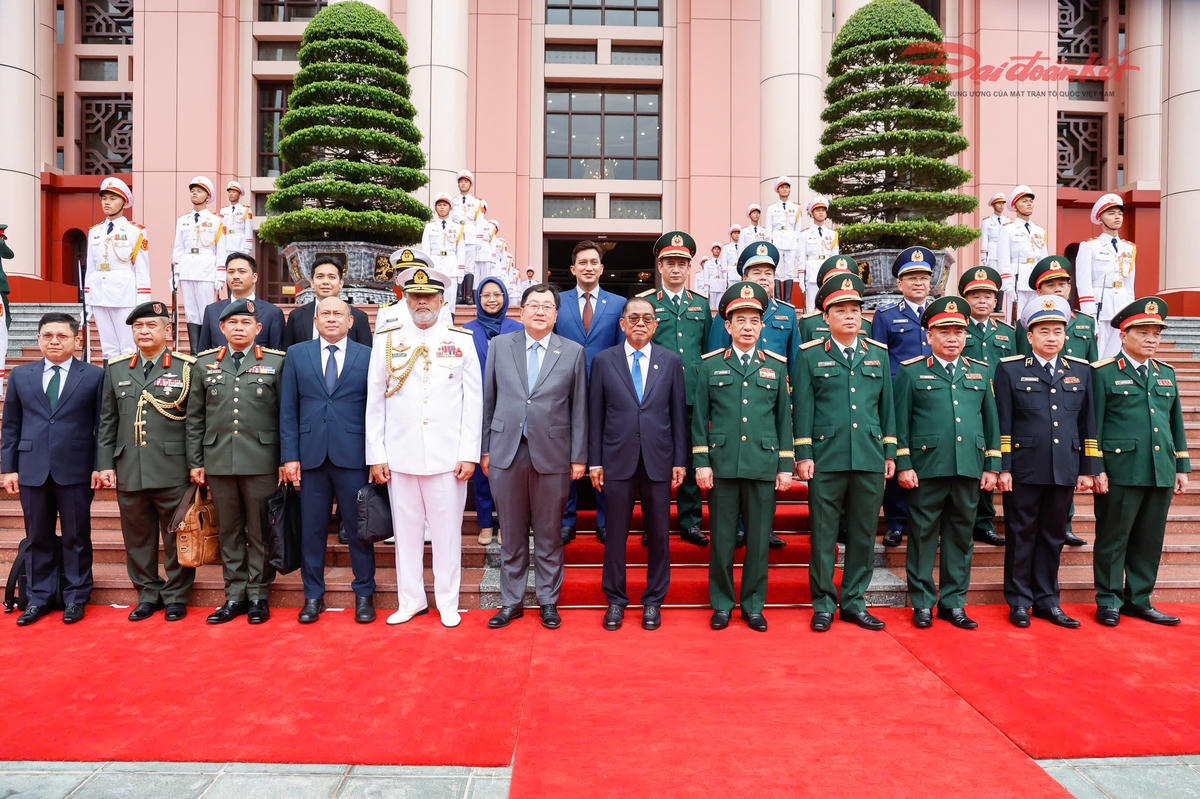 Đại tướng Phan Văn Giang và Bộ trưởng Dato' Seri Mohamed Khaled bin Nordin chụp ảnh lưu niệm các thành viên hai đoàn. Ảnh: Quang Vinh