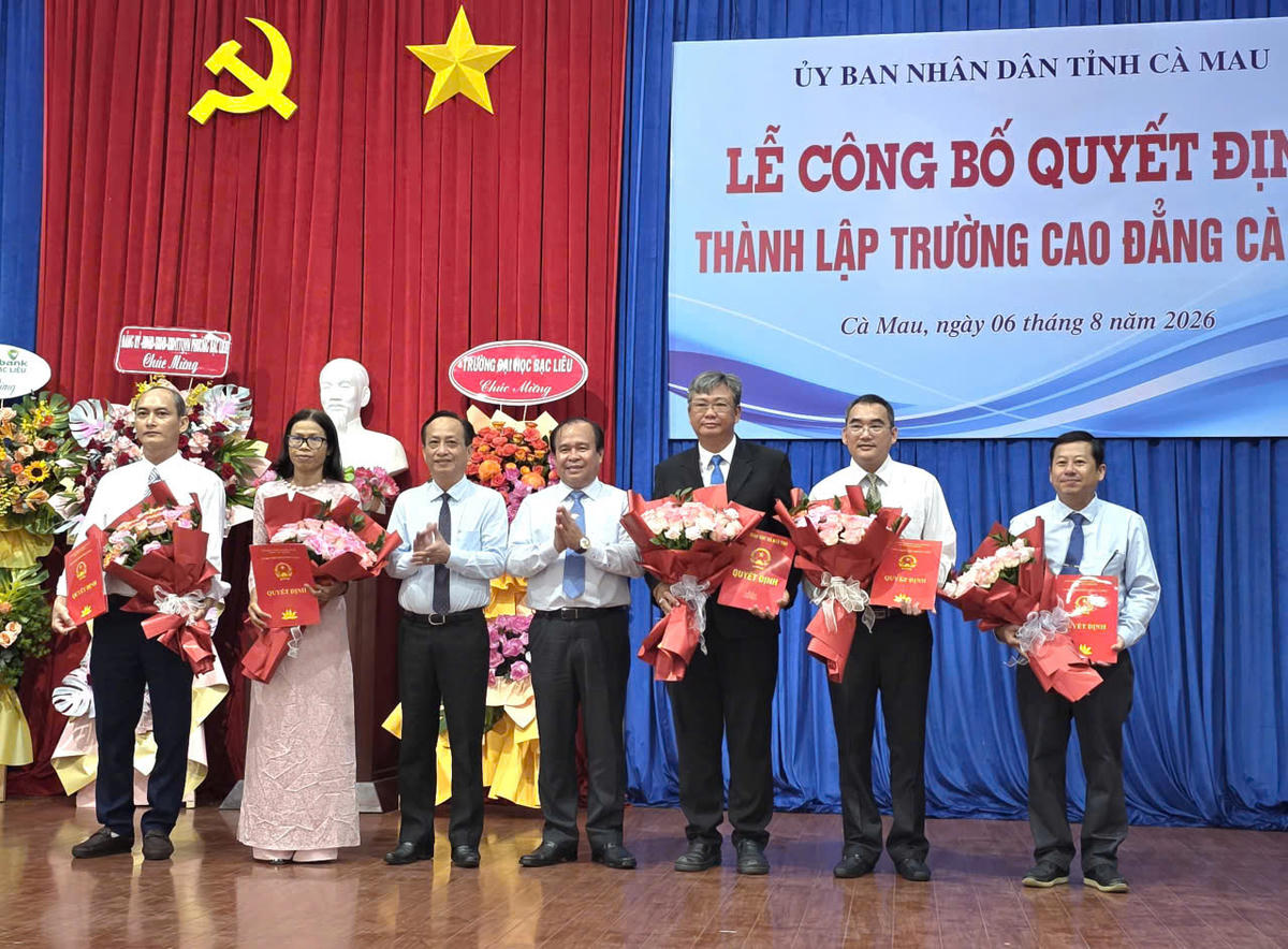  Lãnh đạo UBND tỉnh Cà Mau trao quyết định cho các cán bộ. Ông Ngô Đức Lưu, Bí thư Đảng ủy, nguyên Chủ tịch Hội đồng Trường Đại học Bạc Liêu được Chủ tịch UBND tỉnh điều động, bổ nhiệm giữ chức vụ Hiệu trưởng Trường cao đẳng Cà Mau. Ảnh: Nguyên Du