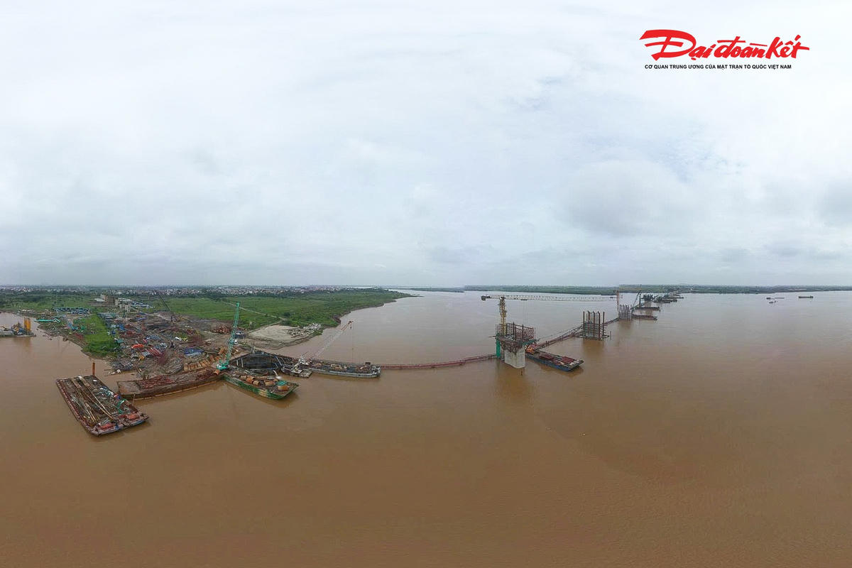 Cầu Hồng Hà là hạng mục thuộc Tiểu dự án đầu tư công trong Dự án thành phần 3 của Dự án đường Vành đai 4 - Vùng Thủ đô Hà Nội. Đây là một trong những công trình giao thông trọng điểm của thành phố, được yêu cầu hoàn thành trước thời điểm diễn ra Hội nghị APEC năm 2027.