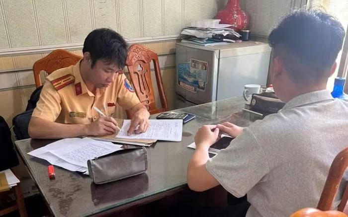 Tài xế Nguyễn Đức Toàn làm việc với cơ quan công an. Ảnh: CTV.