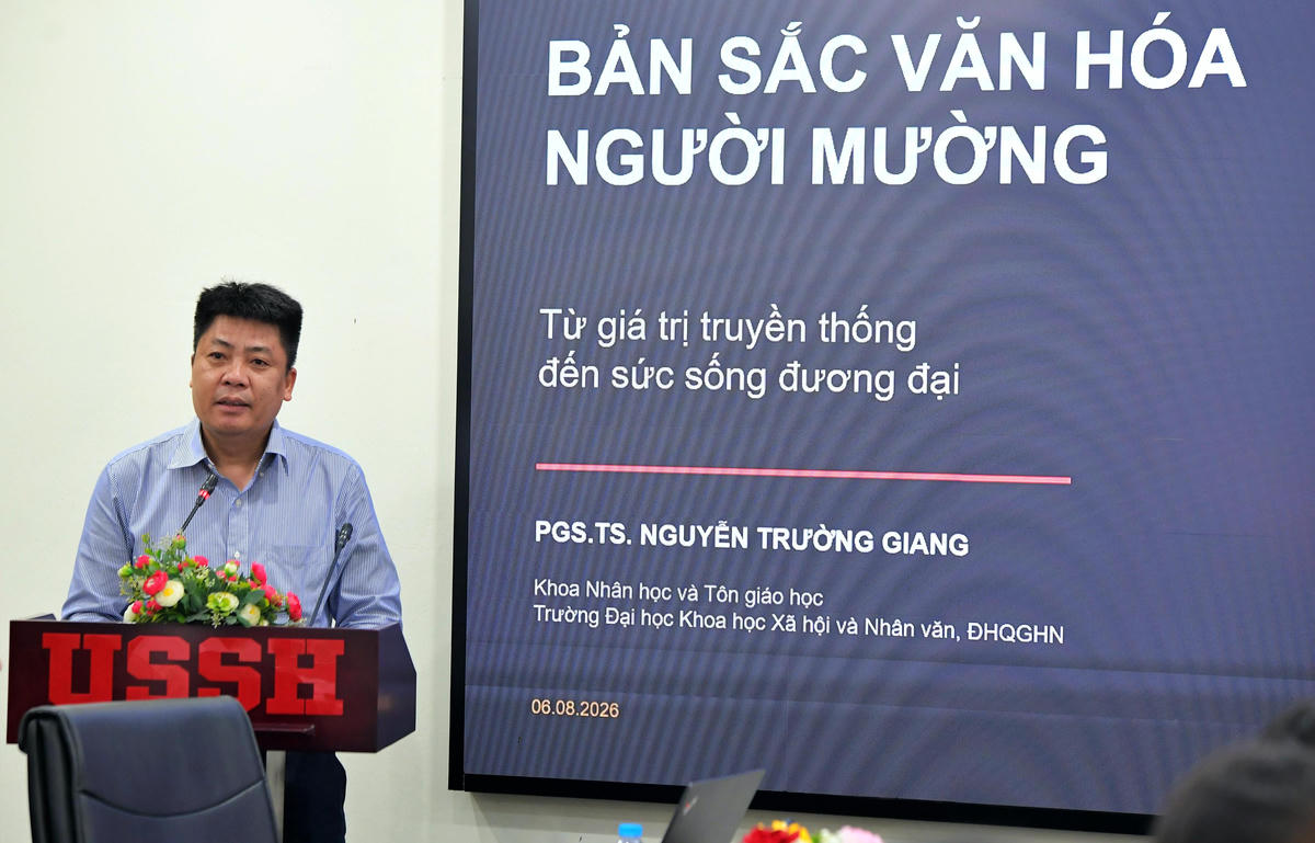 PGS. TS Nguyễn Trường Giang - Trưởng Khoa Nhân học và Tôn giáo học, Trường ĐHKHXH&NV (ĐHQGHN) trình bày tham luận.