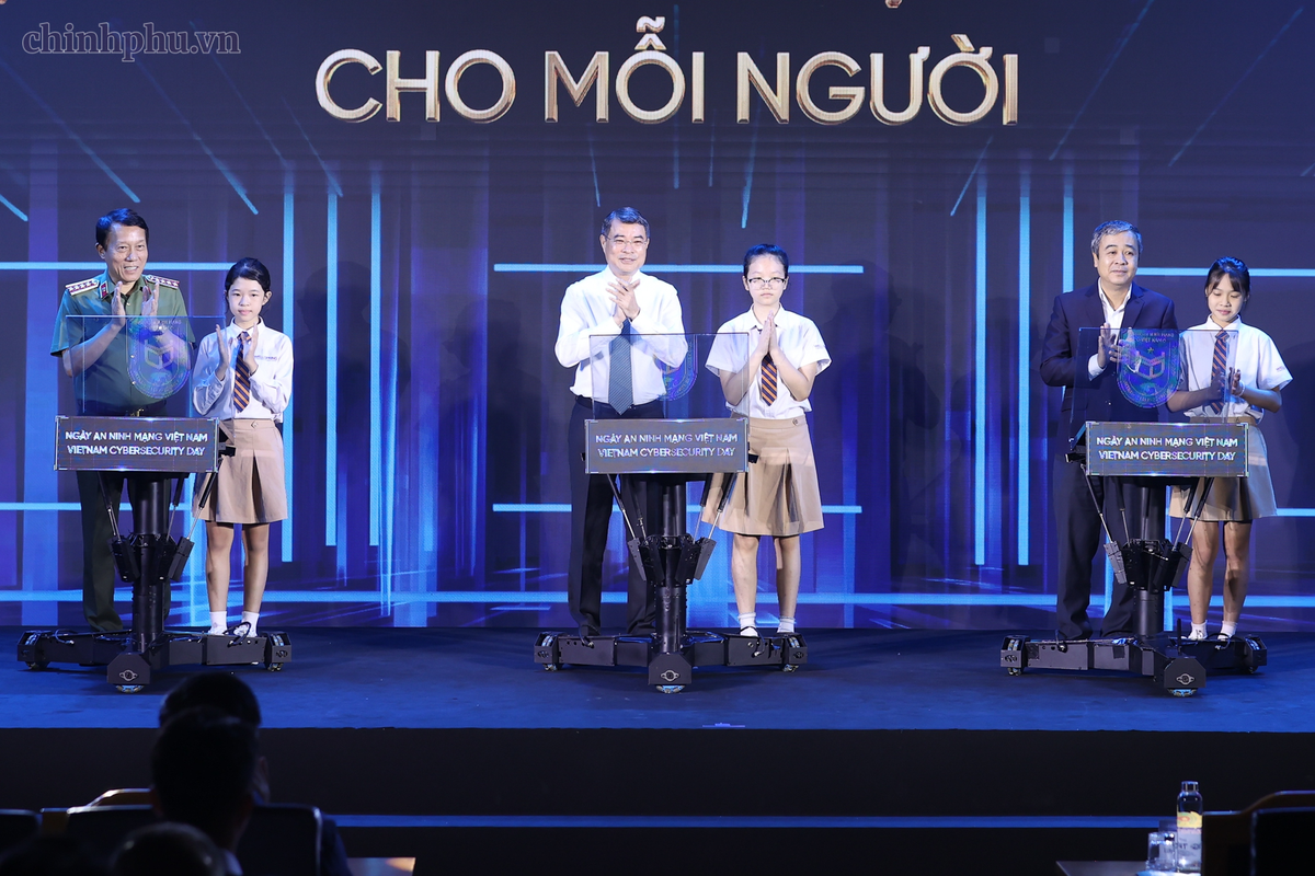 Thủ tướng Lê Minh Hưng cùng các đại biểu thực hiện nghi thức phát động chuỗi hoạt động Ngày An ninh mạng Việt Nam năm 2026 - Ảnh: VGP/Nhật Bắc.