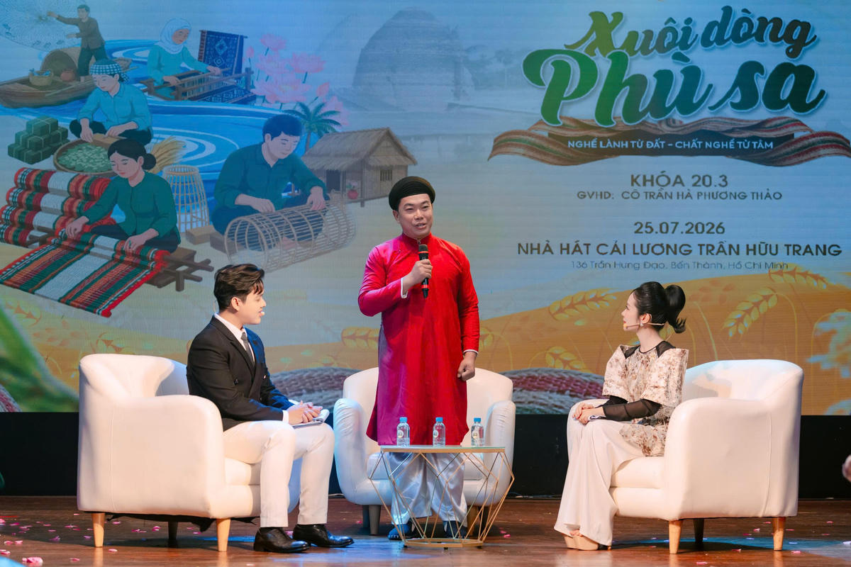 Dự án “Xuôi dòng phù sa” được tổ chức tại Nhà hát Cải lương Trần Hữu Trang. Ảnh: L.L