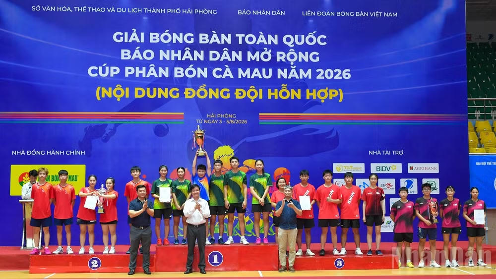 Ban tổ chức trao giải Nhất, Nhì, Ba tại Giải bóng bàn toàn quốc Báo Nhân Dân mở rộng Cúp Phân bón Cà Mau năm 2026. Ảnh: Báo Nhân dân.  