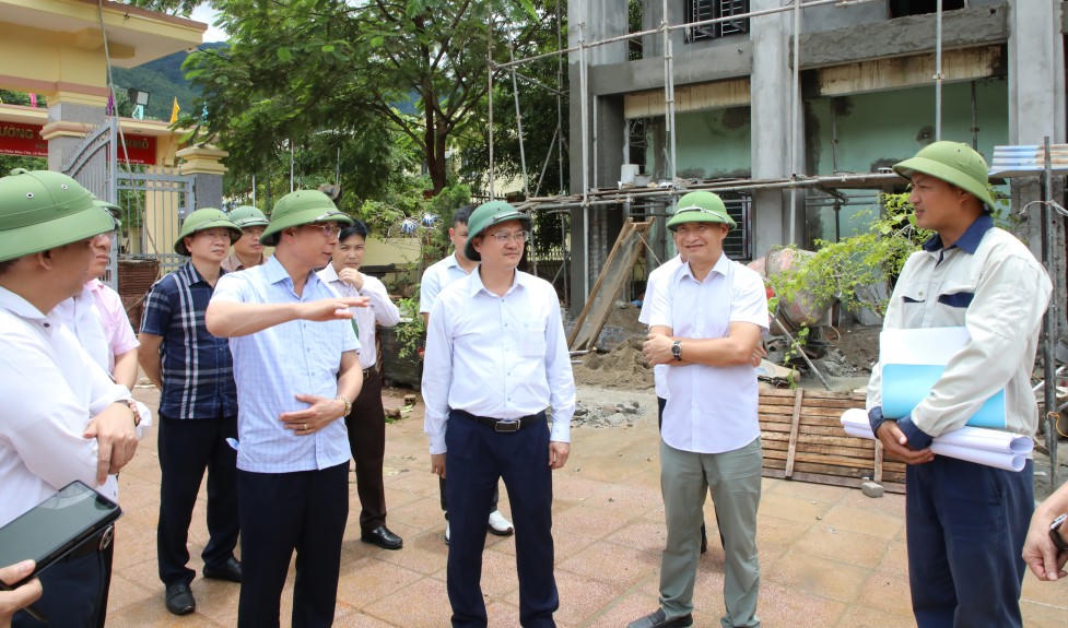 Lãnh đạo UBND tỉnh Quảng Ninh kiểm tra tiến độ thi công tại Trường Phổ thông Nội trú TH&THCS Hoành Mô (xã Hoành Mô). Ảnh: Minh Đức.