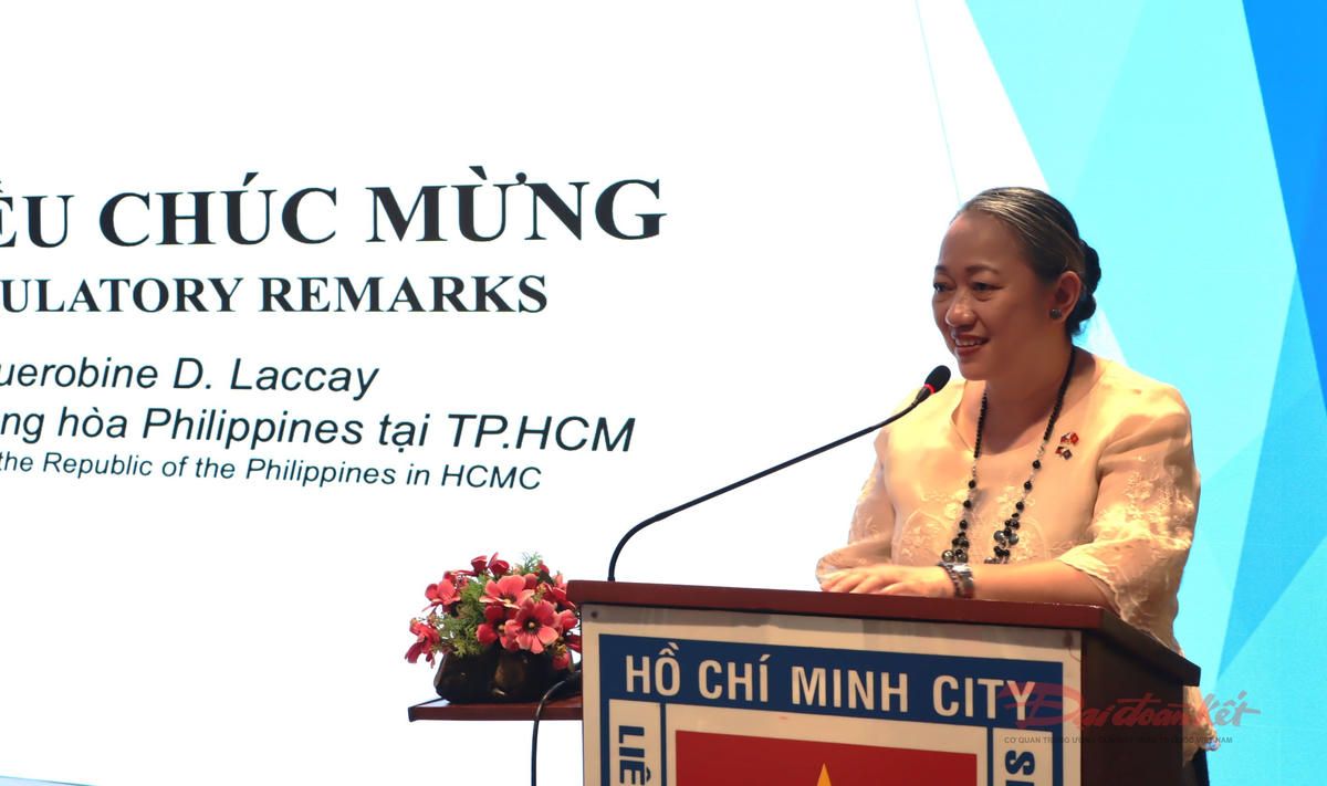Thay mặt Đoàn Lãnh sự tại TP Hồ Chí Minh, bà Querobine Deapera Laccay, Tổng Lãnh sự Philippines tại TP Hồ Chí Minh phát biểu. Ảnh: T.Luân.