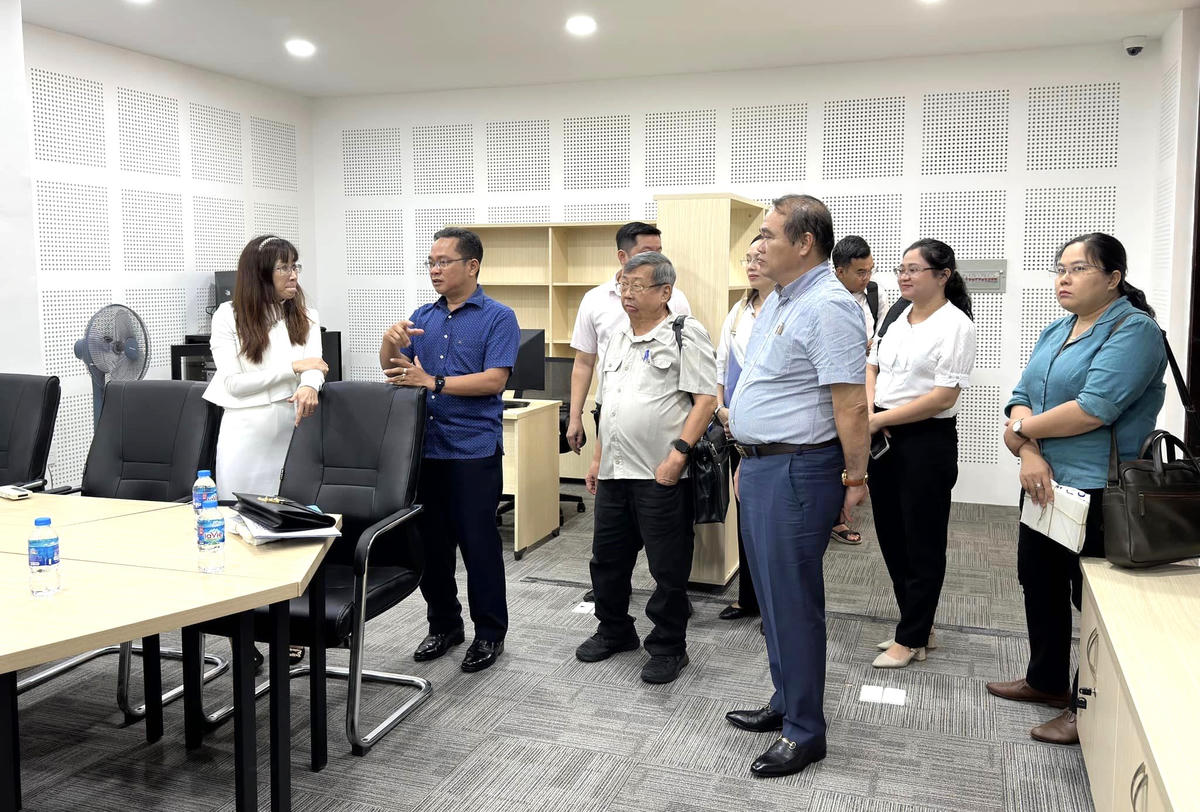 Đoàn giám sát của Mặt trận TP Hồ Chí Minh giám sát tại Viện Nghiên cứu phát triển thành phố. Ảnh: Q.Đ.