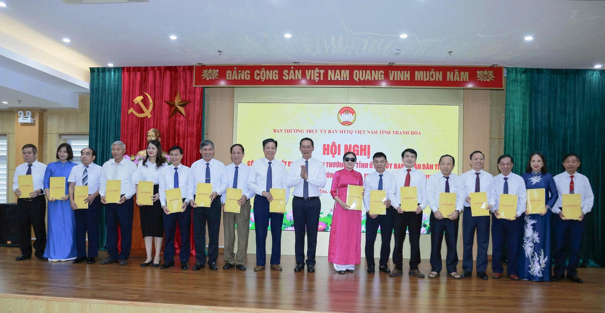 Các hội quần chúng nhận quyết định và giao nhiệm vụ tại hội nghị.