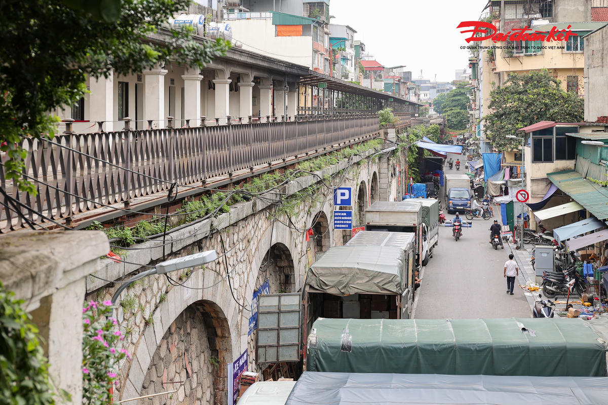 Phần lòng đường phía trước các ô vòm được kẻ vạch làm bãi đỗ xe, nhiều vị trí tập kết hàng hóa khiến cảnh quan trở nên nhếch nhác.