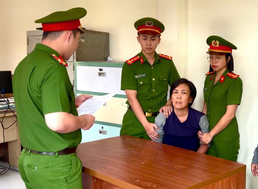 Đối tượng Nguyễn Lam Hạnh tại cơ quan điều tra. Ảnh: CA Đà Nẵng.