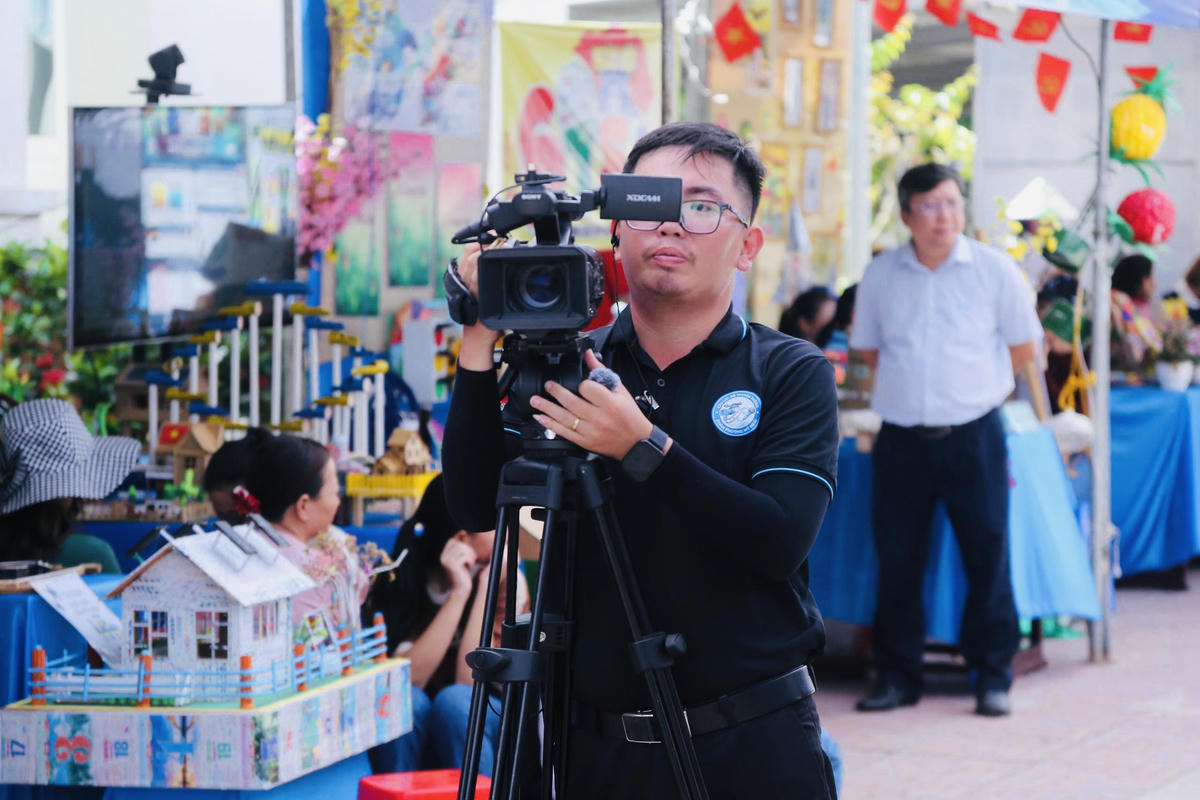 Thành viên Câu lạc bộ Truyền thông Đoàn phường Mỹ Ngãi sản xuất clip tuyên truyền phục vụ địa phương. (Ảnh: Kim Tuyến).