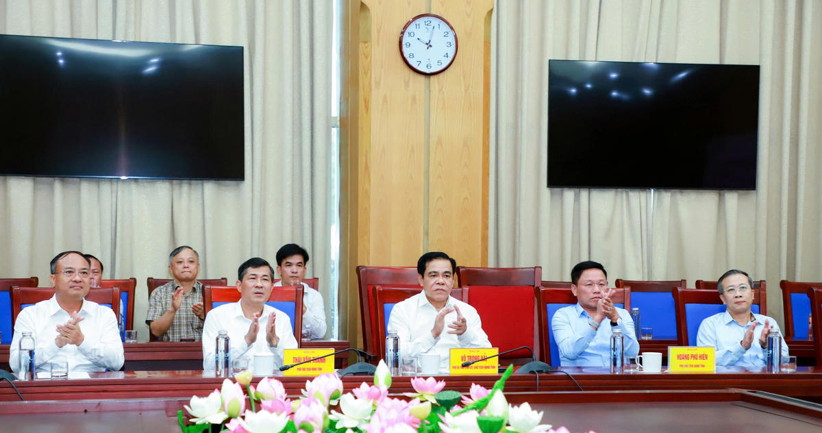 Các đồng chí lãnh đạo tỉnh Nghệ An tại lễ tiếp nhận kinh phí thực hiện Dự án nâng cấp, tu bổ và tôn tạo Nghĩa trang liệt sĩ Việt - Lào. Ảnh: TD