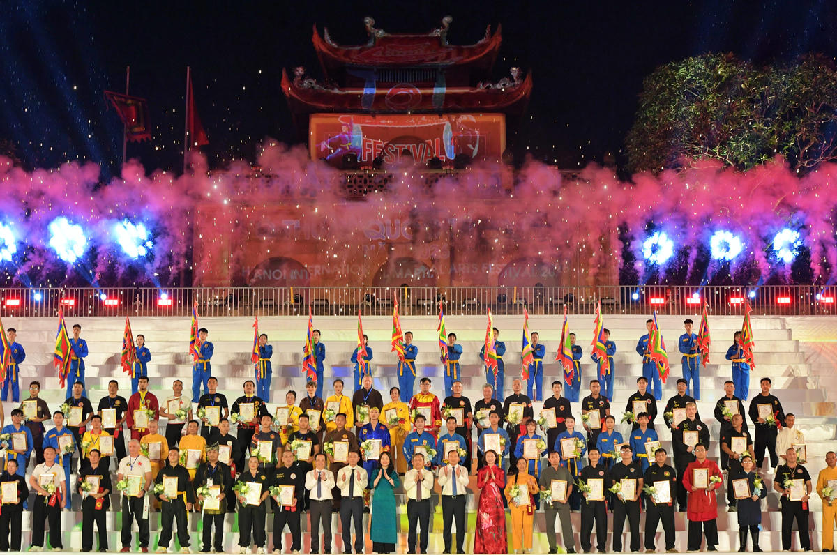 Trao kỷ niệm chương cho các đoàn tham dự Festival Võ thuật Quốc tế Hà Nội 2026.