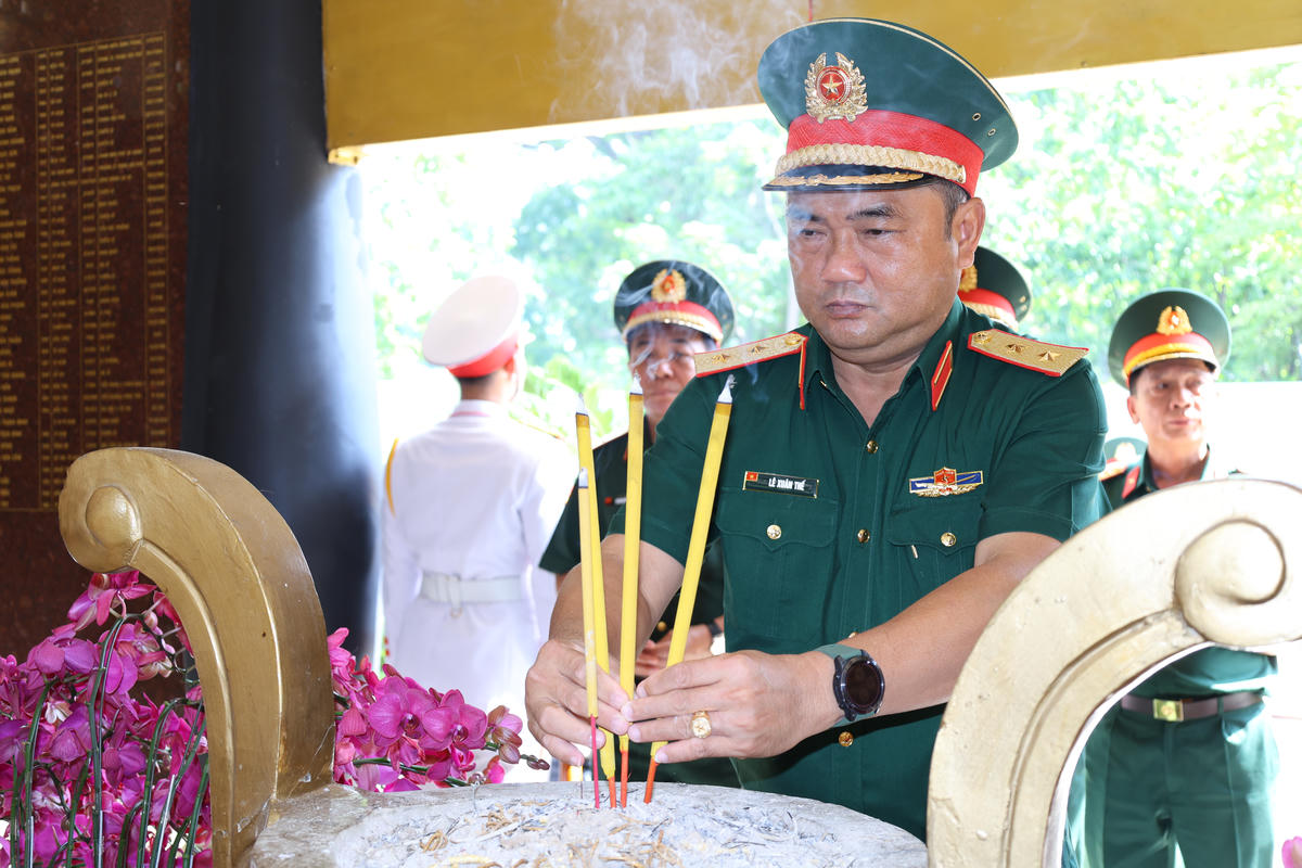Đoàn đại biểu Quân khu 7 đến thăm, động viên lực lượng tìm kiếm hài cốt liệt sĩ tại Công viên Lê Thị Riêng