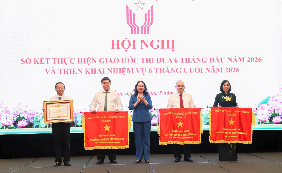 Phó Chủ tịch nước Võ Thị Ánh Xuân (ở giữa) trao Cờ thi đua của Chính phủ và Bằng khen của Thủ tướng Chính phủ cho 4 tập thể. Ảnh: NP.