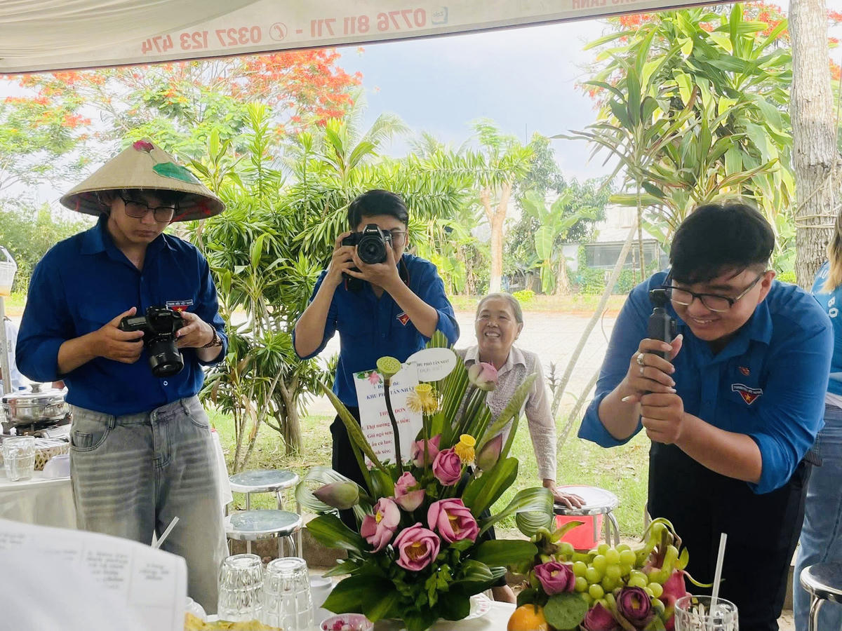 Các thành viên Câu lạc bộ Truyền thông Đoàn phường Mỹ Ngãi trao đổi, kiểm tra hình ảnh trước khi dựng sản phẩm truyền thông. (Ảnh: Kim Tuyến).