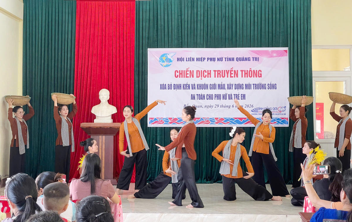Chiến dịch “truyền thông xóa bỏ định kiến và khuôn mẫu giới, xây dựng môi trường sống an toàn cho phụ nữ và trẻ em” diễn ra ở xã Bến Quan (Quảng Trị).